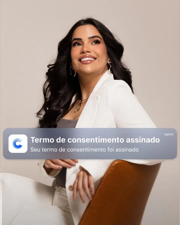 Profissional usando o CheckApp com notificação de termo de consentimento assinado